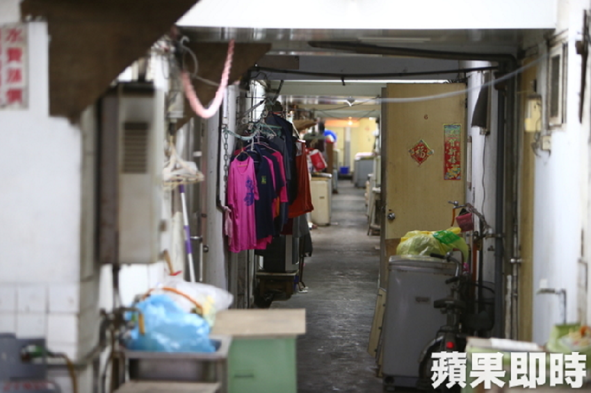 台北內湖驚見「地下穴居」老人擠10坪度晚年　三餐吃泡麵嘆：「兒女各自成家了....」