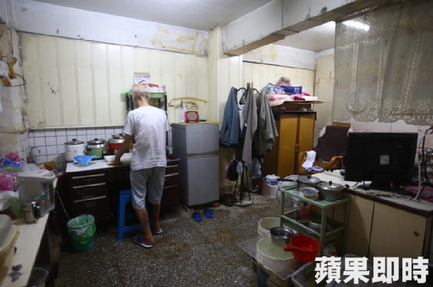 台北內湖驚見「地下穴居」老人擠10坪度晚年　三餐吃泡麵嘆：「兒女各自成家了....」