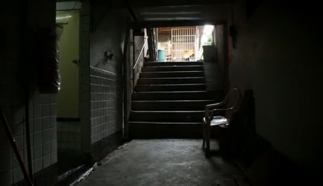 台北內湖驚見「地下穴居」老人擠10坪度晚年　三餐吃泡麵嘆：「兒女各自成家了....」