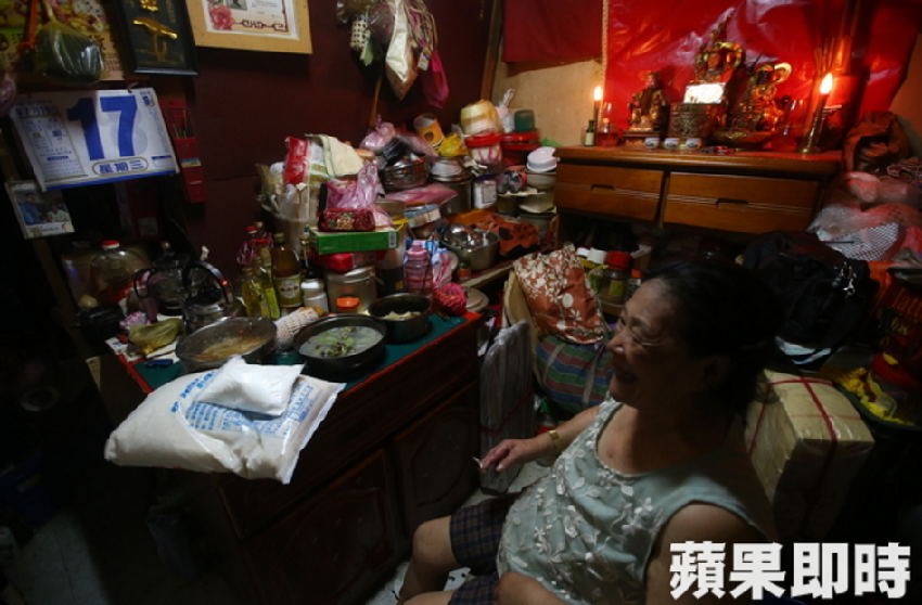 台北內湖驚見「地下穴居」老人擠10坪度晚年　三餐吃泡麵嘆：「兒女各自成家了....」