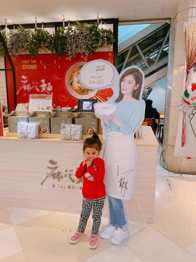 咘咘「化身小老闆」到賈靜雯店裡巡邏　3歲「瞬間抽高」網驚艷：慢慢長成大女孩