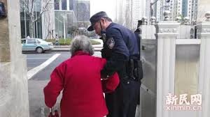 84歲阿茲海默老母親走失!兩小時後在「30年前老地方」找到媽媽女兒當場淚崩:她還記得