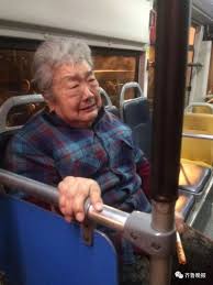 84歲阿茲海默老母親走失!兩小時後在「30年前老地方」找到媽媽女兒當場淚崩:她還記得