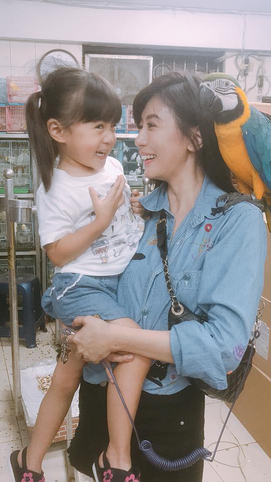 咘咘「化身小老闆」到賈靜雯店裡巡邏　3歲「瞬間抽高」網驚艷：慢慢長成大女孩