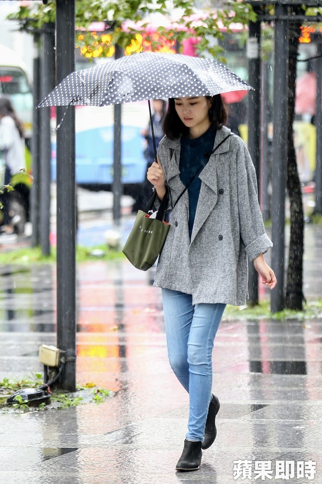 好天氣結束！周末變天「北台低溫下探15度」　東北季風發威「北東連下6天雨」