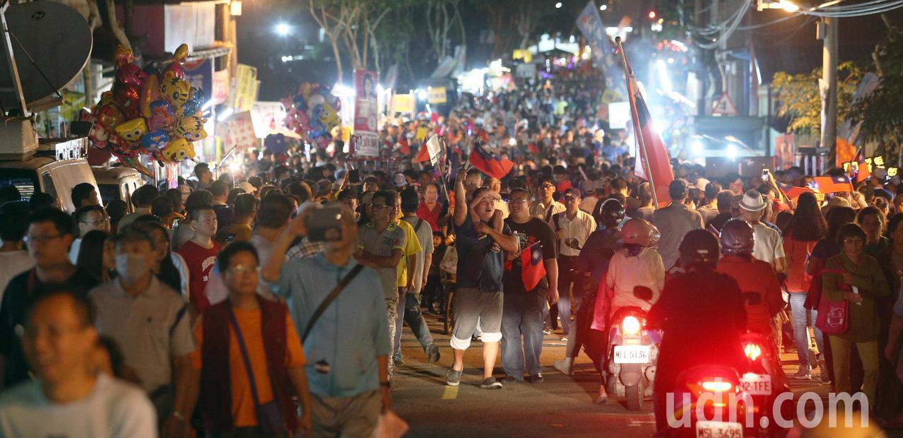 有人潮就漲價？高雄兩大夜市驚傳「小吃停車費雙漲」　觀光客失望「最高貴5成」市政府回應了
