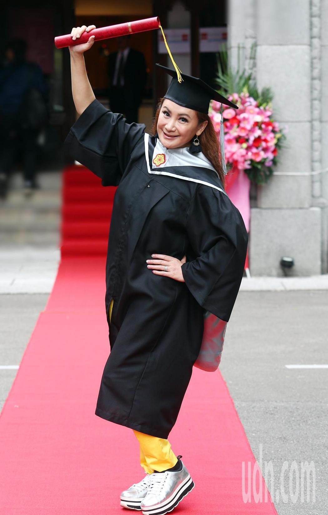 為了豬哥亮！陳亞蘭畢業「感動穿上碩士袍」：他在天上看！　媽媽透露「接下來披婚紗」感情狀況曝光