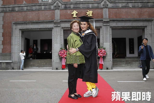 為了豬哥亮！陳亞蘭畢業「感動穿上碩士袍」：他在天上看！　媽媽透露「接下來披婚紗」感情狀況曝光
