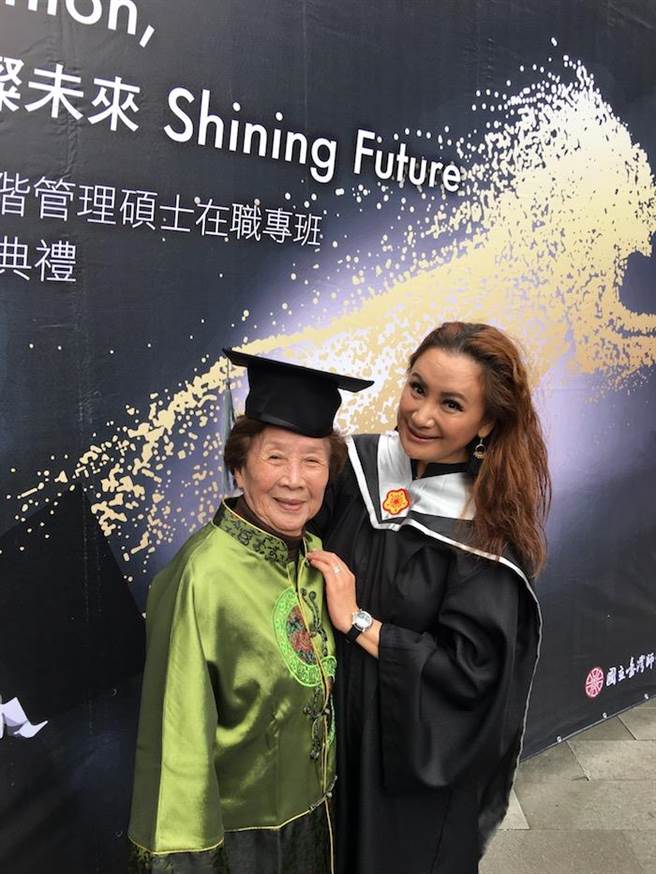 為了豬哥亮！陳亞蘭畢業「感動穿上碩士袍」：他在天上看！　媽媽透露「接下來披婚紗」感情狀況曝光