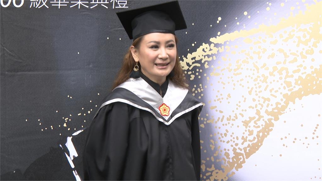為了豬哥亮！陳亞蘭畢業「感動穿上碩士袍」：他在天上看！　媽媽透露「接下來披婚紗」感情狀況曝光
