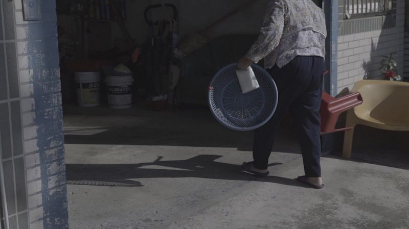 78歲嬤月領7千養兩孫女！小妹生日許願「逼哭團購達人」  霸氣宣言「三個老小我來養」卻被婉拒