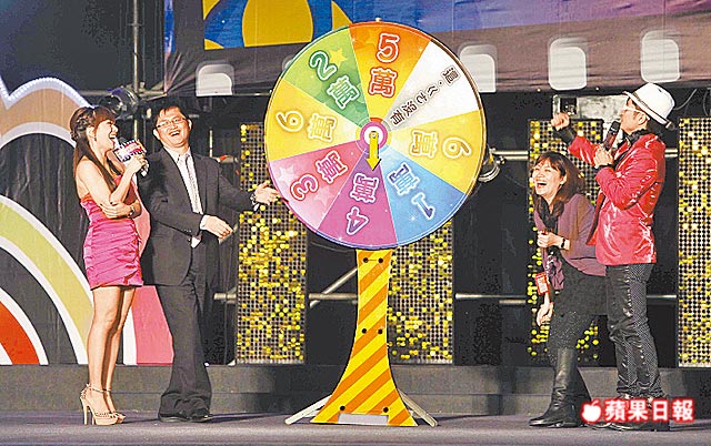 他尾牙抽獎「抱走豪華電暖爐」網友好羨慕　回家開箱「一翻到背面」傻住：當我資源回收？