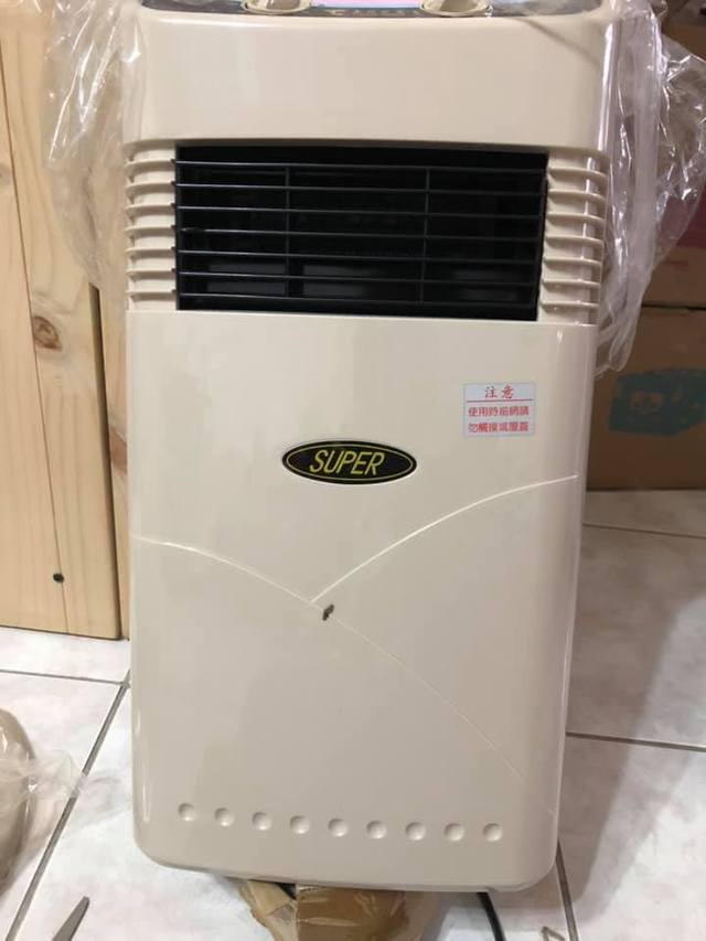 他尾牙抽獎「抱走豪華電暖爐」網友好羨慕　回家開箱「一翻到背面」傻住：當我資源回收？