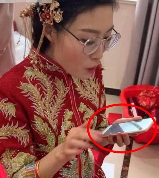 「最不禮貌新娘」紅了！全程玩手機不顧賓客，當鏡頭拉近以後   大家都沉默了