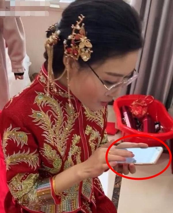「最不禮貌新娘」紅了！全程玩手機不顧賓客，當鏡頭拉近以後   大家都沉默了