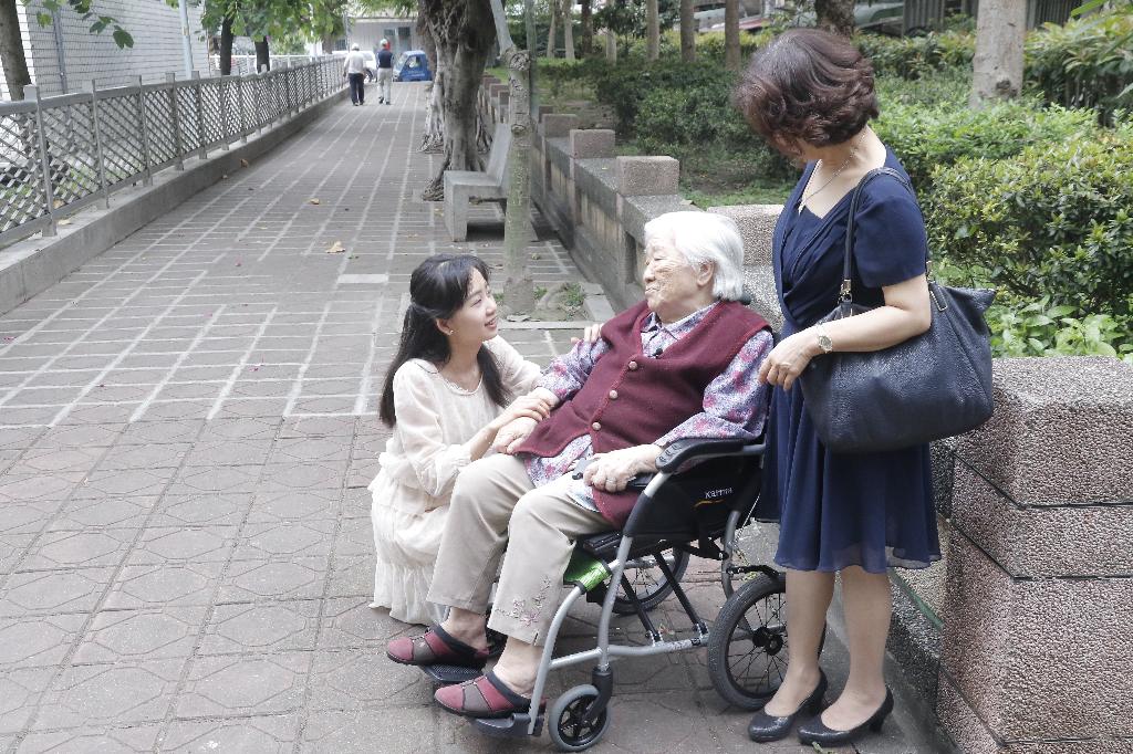 孝順不能等！女高材生棄「英國5倍高薪」 回台「照顧病父母扛家業」：我不想遺憾