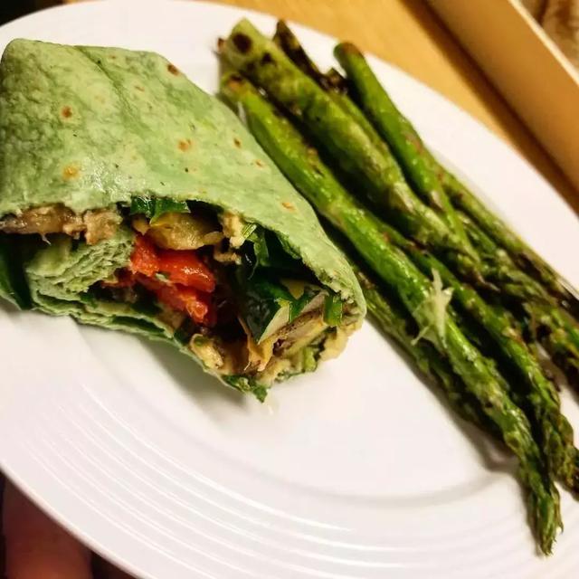 她曾因身材遭前男友嫌「龐然大物」！遇真愛陪同「兩年狂減100公斤」幸福樣貌美翻天