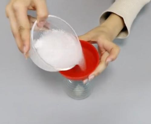 白牆髒了怎麼辦？牙膏加白醋就搞定，家政阿姨都誇好