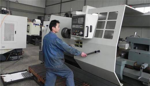 老師傅上班睡覺,被徒弟舉報開除,臨走時摸一遍機器,一月後老闆哭著求他回去