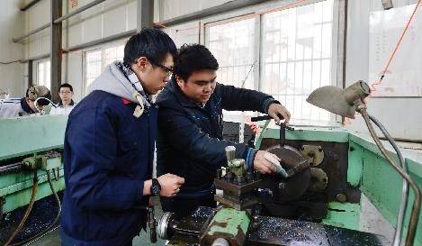 老師傅上班睡覺,被徒弟舉報開除,臨走時摸一遍機器,一月後老闆哭著求他回去