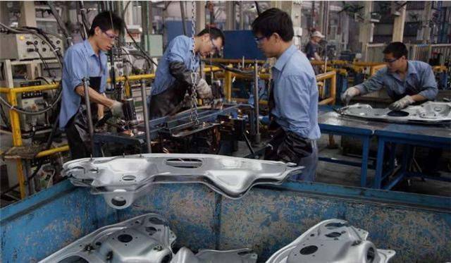 老師傅上班睡覺,被徒弟舉報開除,臨走時摸一遍機器,一月後老闆哭著求他回去