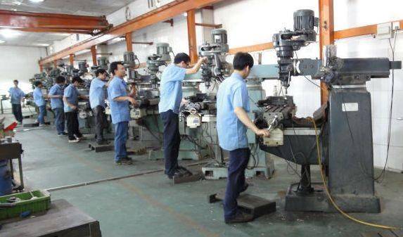 老師傅上班睡覺,被徒弟舉報開除,臨走時摸一遍機器,一月後老闆哭著求他回去