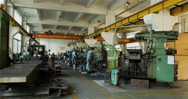 老師傅上班睡覺,被徒弟舉報開除,臨走時摸一遍機器,一月後老闆哭著求他回去