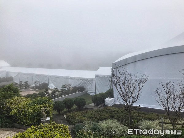 嚴凱泰低調悄悄下葬！入土為安「長眠於父母身旁」孝心感人　白綾帝王帳眾人不捨雨中送行