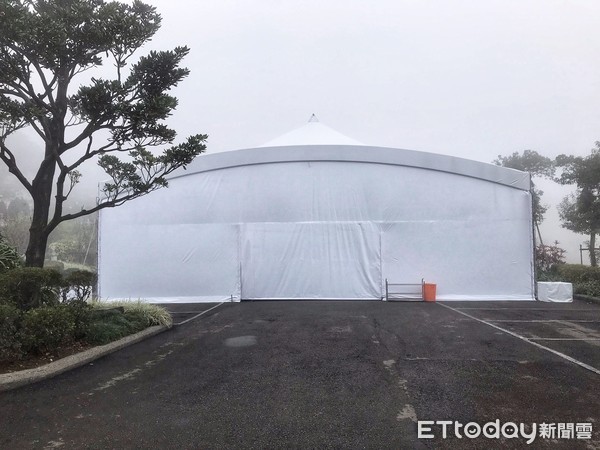 嚴凱泰低調悄悄下葬！入土為安「長眠於父母身旁」孝心感人　白綾帝王帳眾人不捨雨中送行