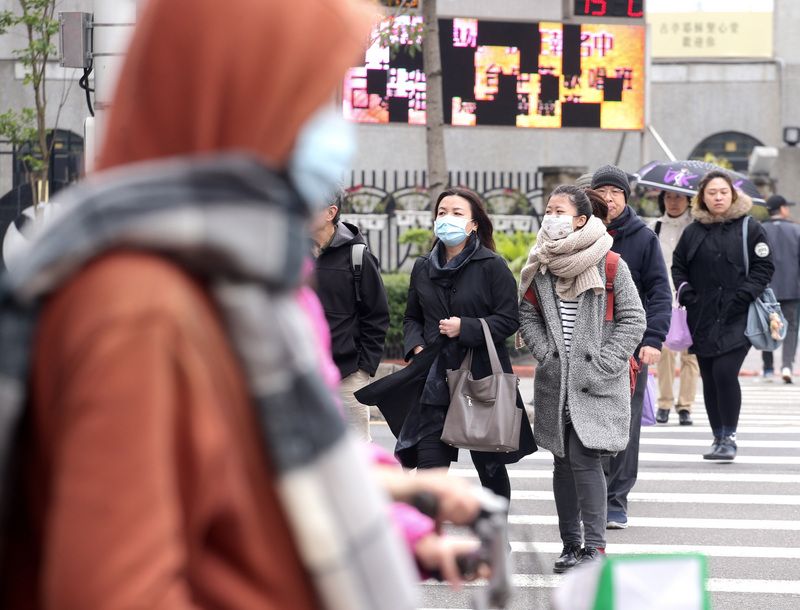 台灣變天！強冷東北風襲來「寒雨交加」又濕又冷！　從這天開始「氣溫降到10度」要注意保暖