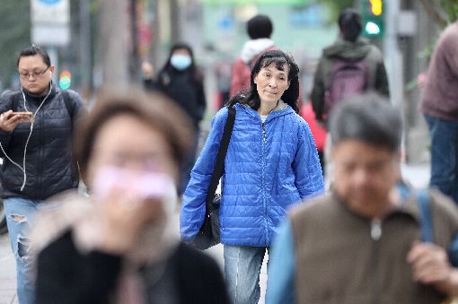 台灣變天！強冷東北風襲來「寒雨交加」又濕又冷！　從這天開始「氣溫降到10度」要注意保暖