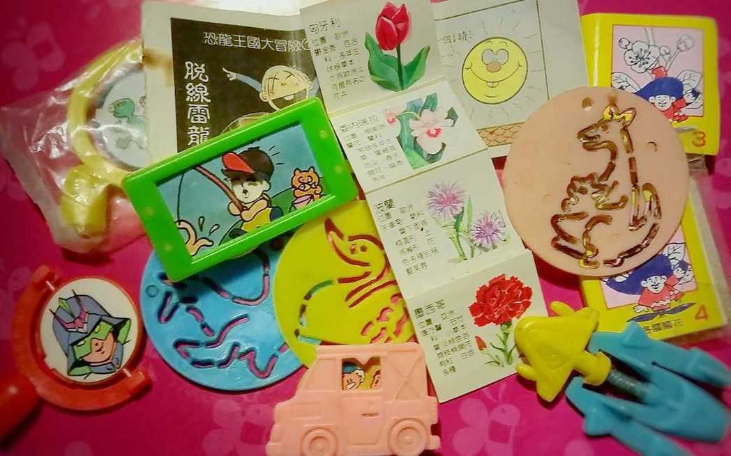 小時候買乖乖「一打開驚喜贈品」同學瘋搶！網友得意PO出「20年前古早味收藏」現在小孩超羨慕