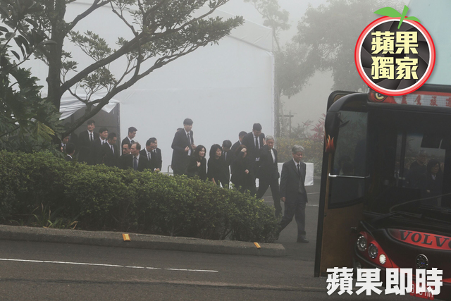 嚴凱泰低調悄悄下葬！入土為安「長眠於父母身旁」孝心感人　白綾帝王帳眾人不捨雨中送行