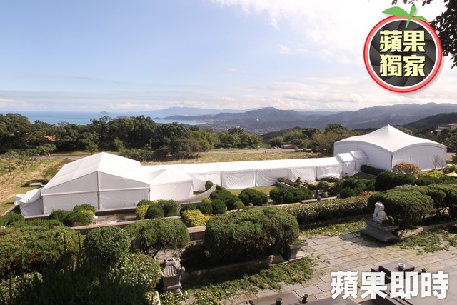 嚴凱泰低調悄悄下葬！入土為安「長眠於父母身旁」孝心感人　白綾帝王帳眾人不捨雨中送行