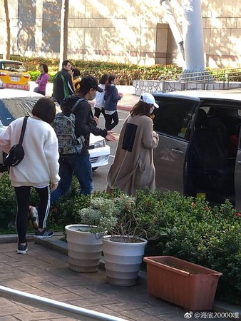 挫咧等？吳奇隆傳出「帶老婆返台生子」另有內幕　知情人出面揭：「他被盯上了...」