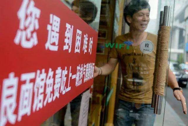 只要你有困難就能免費吃！跨越國界闖入戰火「5年送出 6 萬碗麵」他的離去讓大家哭了