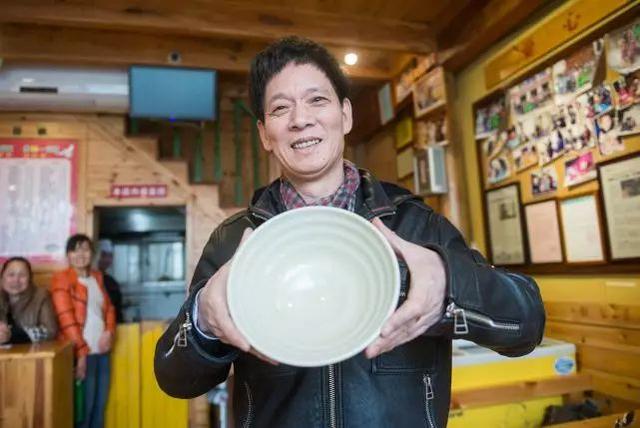 只要你有困難就能免費吃！跨越國界闖入戰火「5年送出 6 萬碗麵」他的離去讓大家哭了