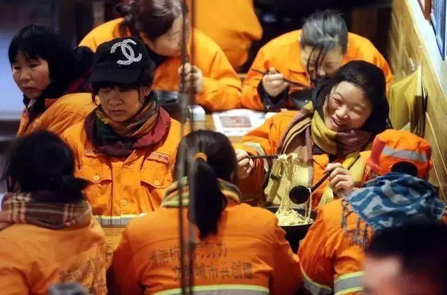 只要你有困難就能免費吃！跨越國界闖入戰火「5年送出 6 萬碗麵」他的離去讓大家哭了