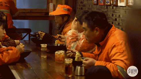 只要你有困難就能免費吃！跨越國界闖入戰火「5年送出 6 萬碗麵」他的離去讓大家哭了