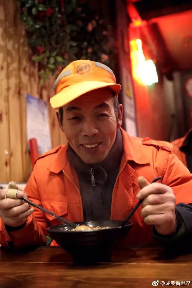 只要你有困難就能免費吃！跨越國界闖入戰火「5年送出 6 萬碗麵」他的離去讓大家哭了