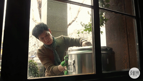 只要你有困難就能免費吃！跨越國界闖入戰火「5年送出 6 萬碗麵」他的離去讓大家哭了