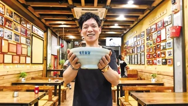 只要你有困難就能免費吃！跨越國界闖入戰火「5年送出 6 萬碗麵」他的離去讓大家哭了