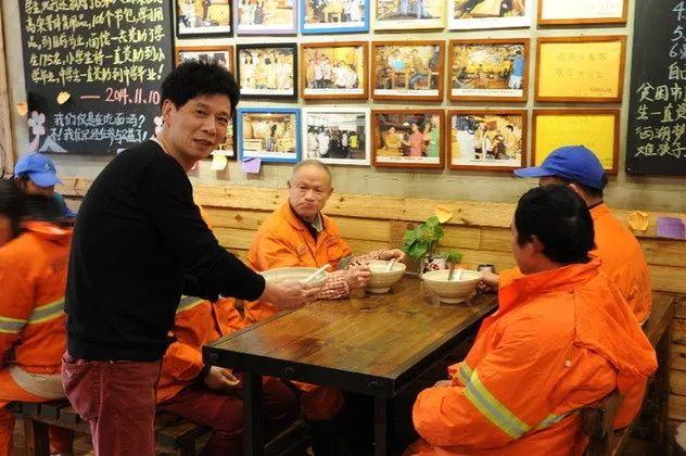 只要你有困難就能免費吃！跨越國界闖入戰火「5年送出 6 萬碗麵」他的離去讓大家哭了