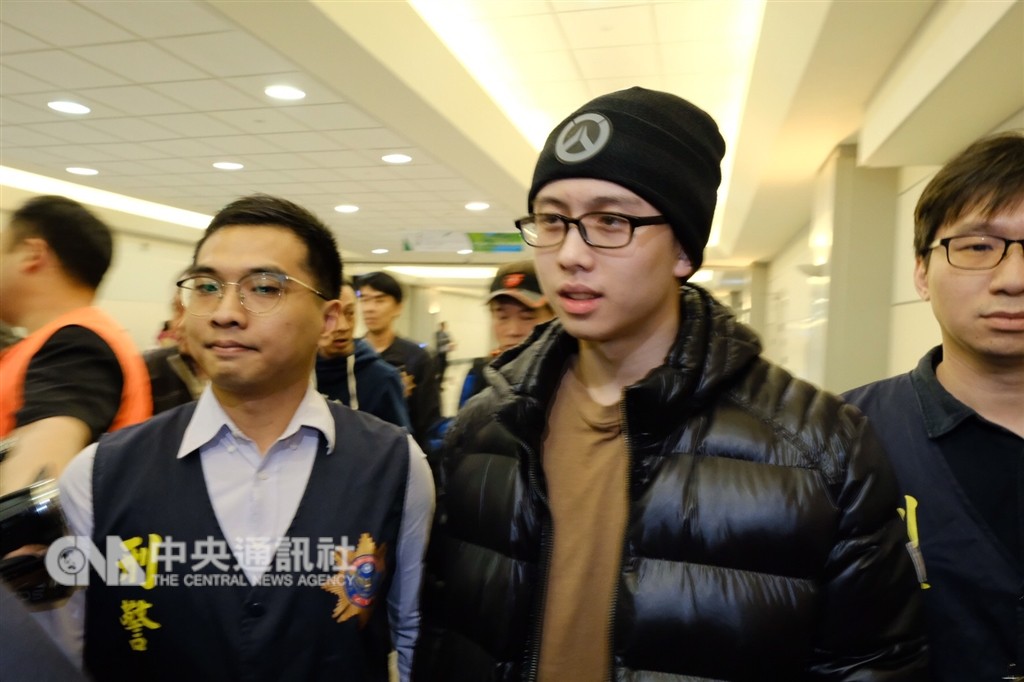 狄鶯出聲了!消失30天「兒子變百萬網紅」大秀肌肉 她「終於打破沉默」有話要說