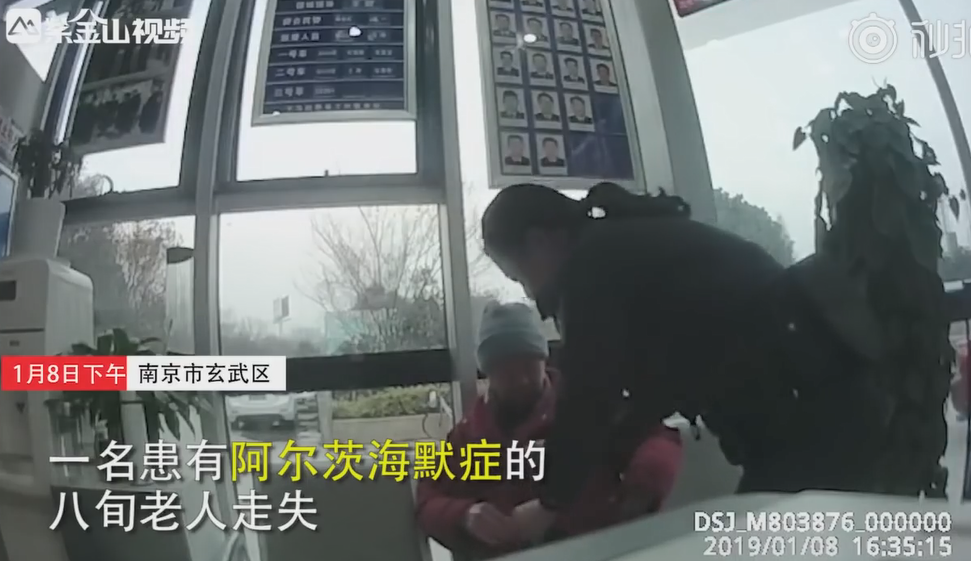 永遠不會忘記愛你！失智奶奶到幼稚園接女兒　她現身淚崩：「媽我30年前就畢業了」結局逼哭眾人