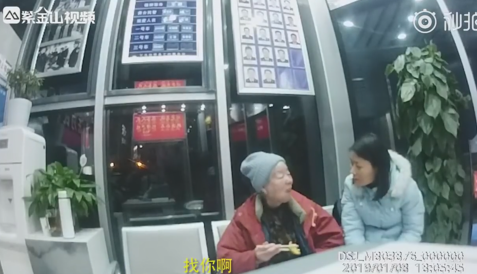 永遠不會忘記愛你！失智奶奶到幼稚園接女兒　她現身淚崩：「媽我30年前就畢業了」結局逼哭眾人
