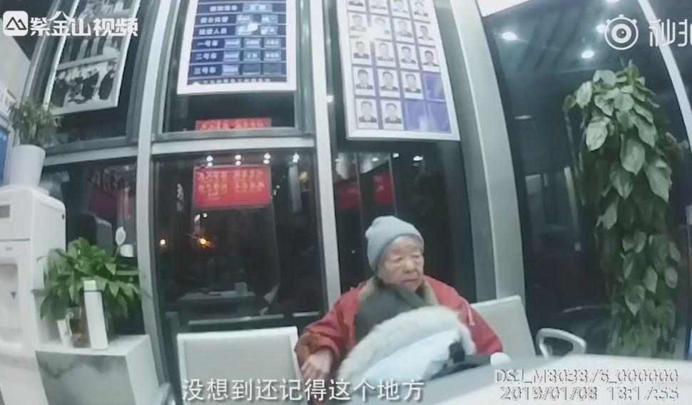 永遠不會忘記愛你！失智奶奶到幼稚園接女兒　她現身淚崩：「媽我30年前就畢業了」結局逼哭眾人