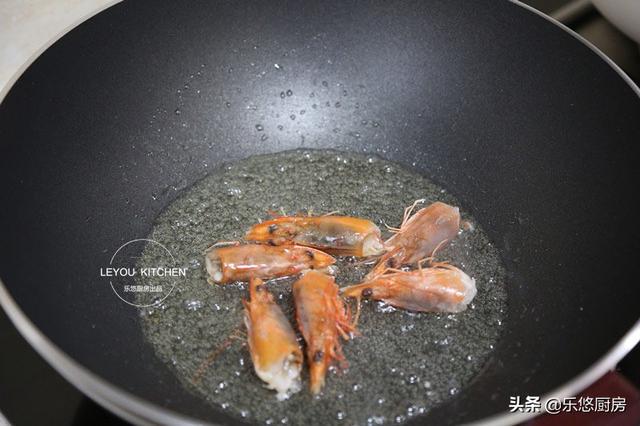 Q彈粉絲配上鮮甜蝦仁！這道菜嚐一口，筷子就停不下來，過年一定要做