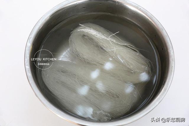 Q彈粉絲配上鮮甜蝦仁！這道菜嚐一口，筷子就停不下來，過年一定要做