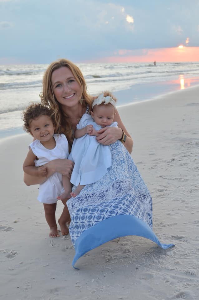 領養兒子隔年「她再度領養小女孩」！一翻醫院資料「發現超驚人巧合」秒驚呆：這一定是命中注定